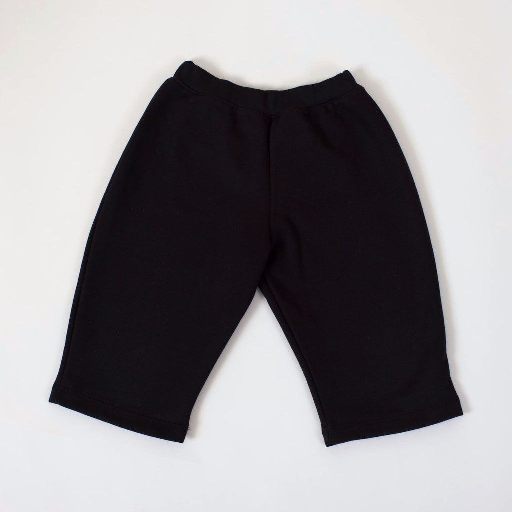 Pantalón Pantera negro de pretina elasticada y calce holgado, vista frontal en plano