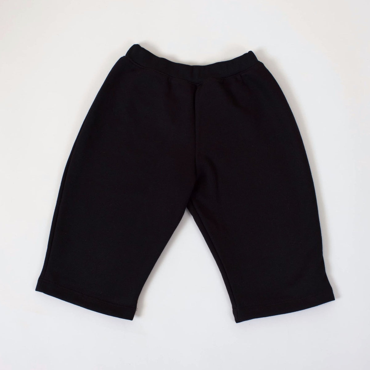 Pantalón Pantera negro de pretina elasticada y calce holgado, vista frontal en plano