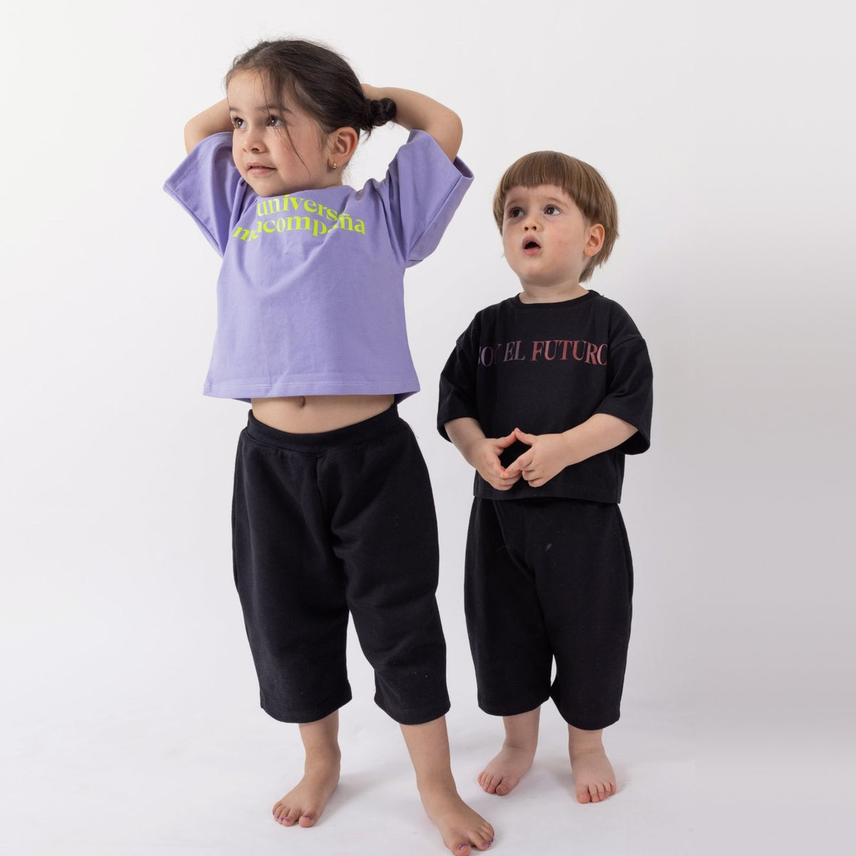 Dos peques usando el Pantalón Pantera negro: una de 3 años con talla 2 y otro de 2 años con talla 1, con largo 3/4