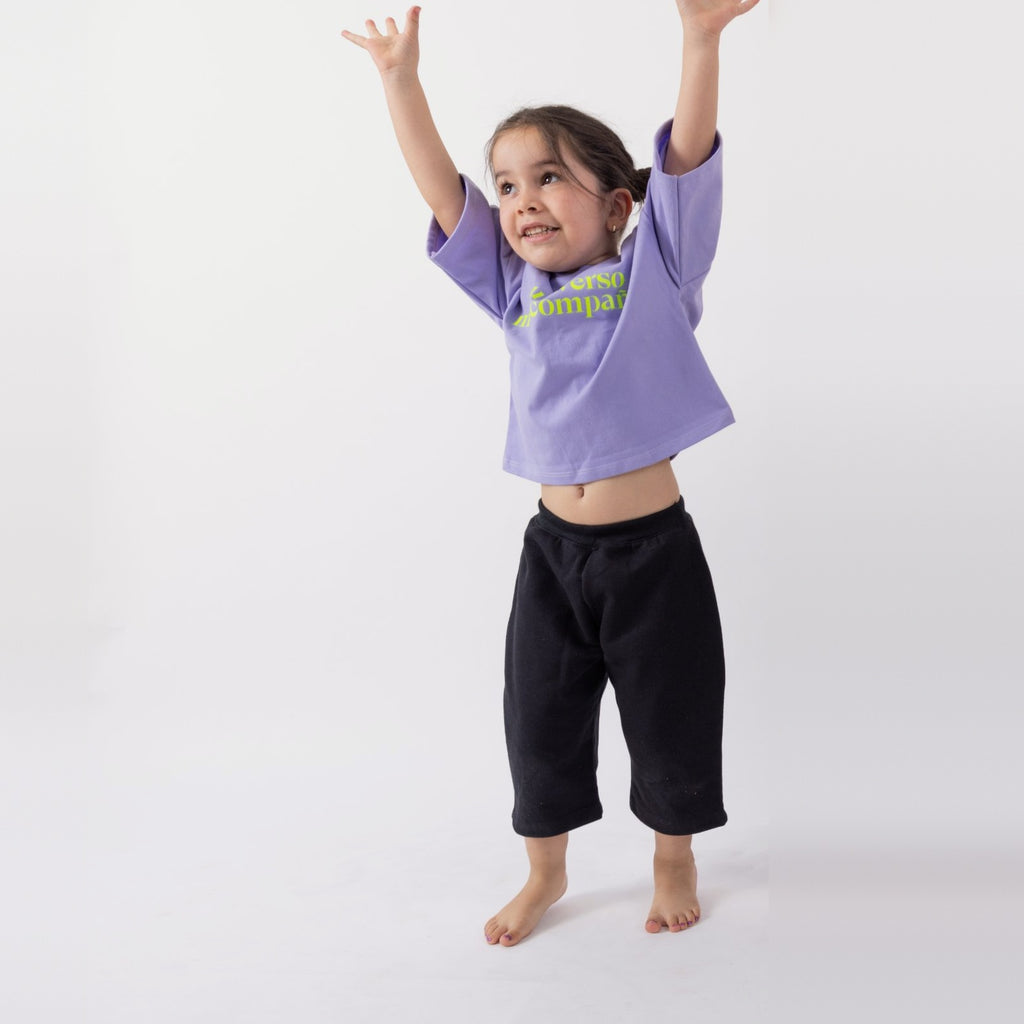 Peque de 3 años con los brazos arriba usando el Pantalón Pantera talla 2, con la pretina elasticada a la vista