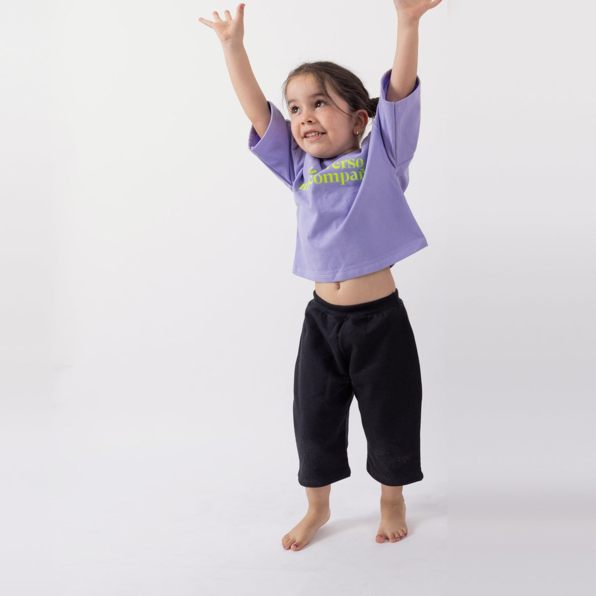 Peque de 3 años con los brazos arriba usando el Pantalón Pantera talla 2, con la pretina elasticada a la vista
