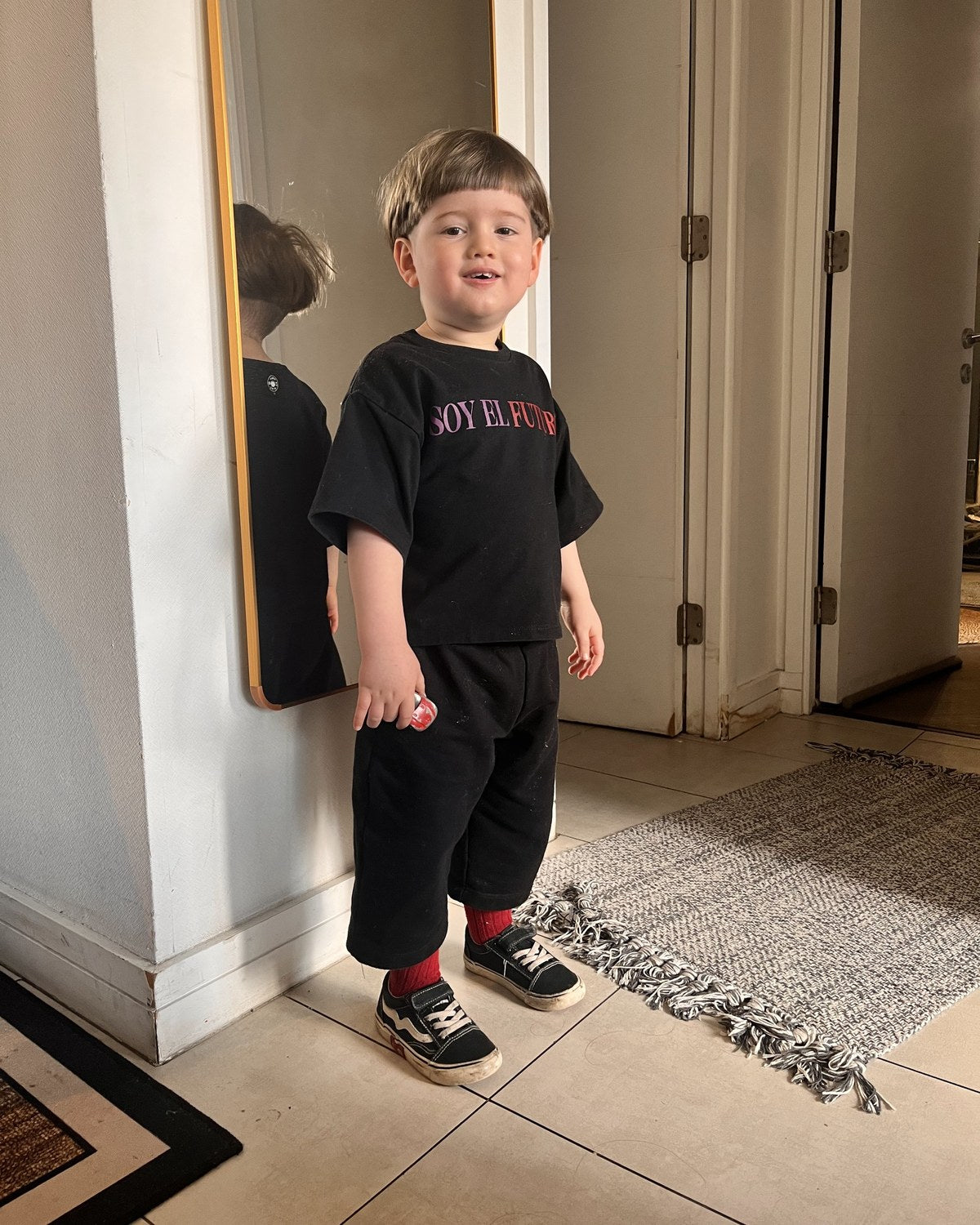 Ren (casi 3 a&ntilde;os) sonriendo frente a un espejo, con Polera Futuro y Pantal&oacute;n Pantera, ambos talla 2