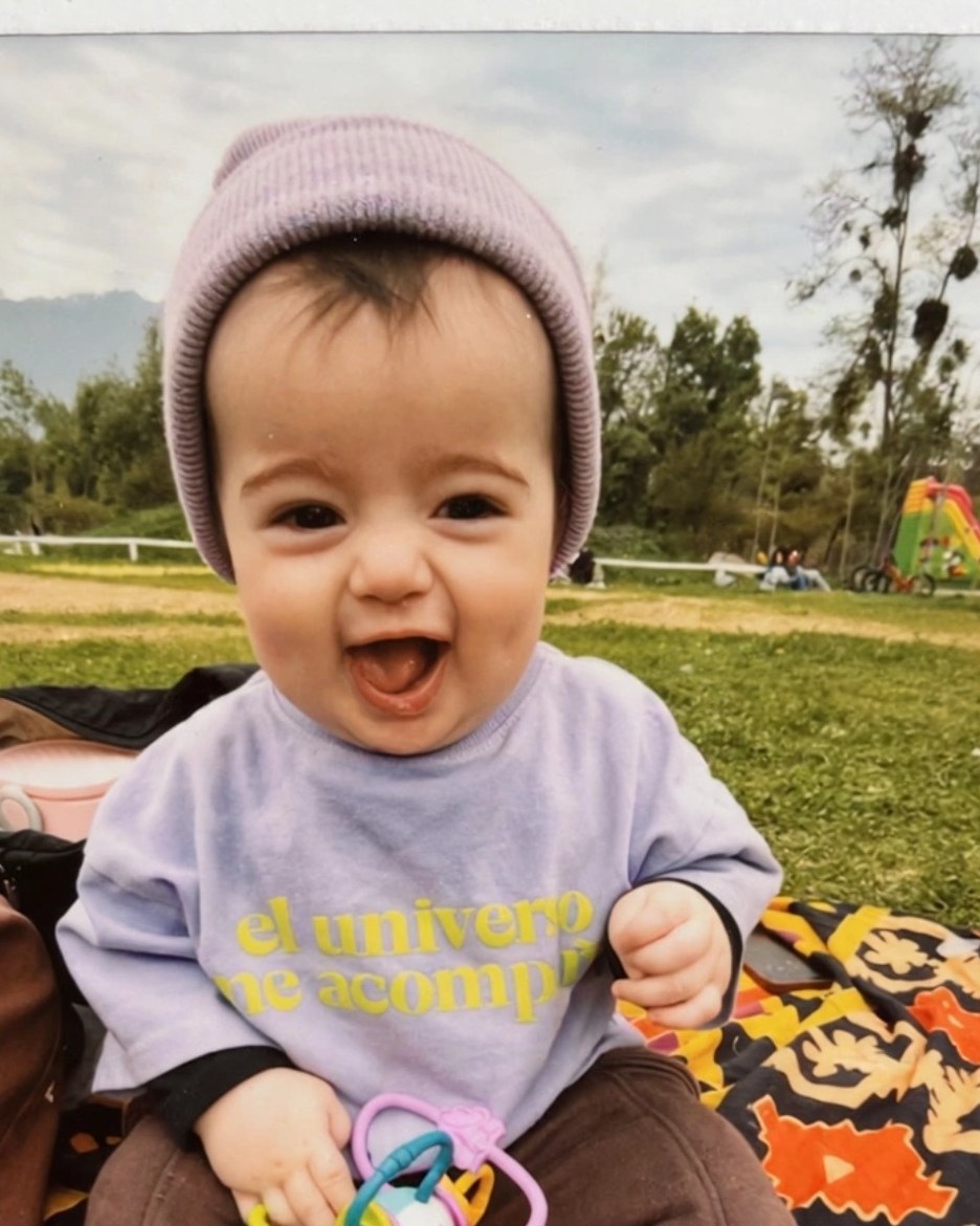 Ali (8 meses) riendo con Polera Universo talla 1, en una foto instant&aacute;nea