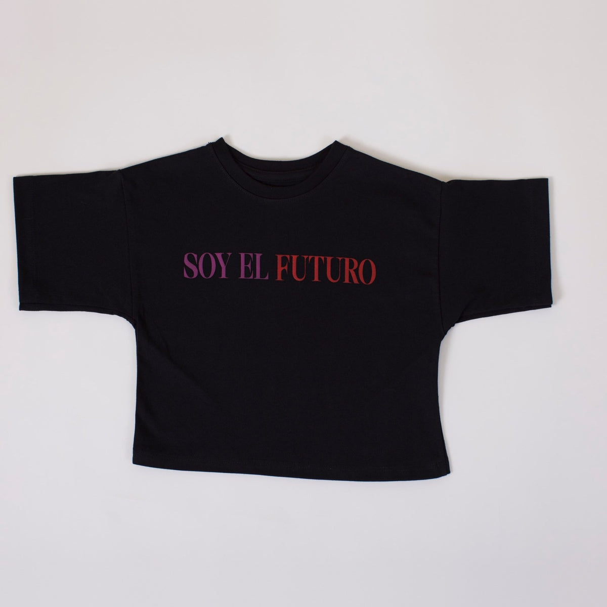 Polera Futuro negra con el estampado "Soy el futuro" en morado y rojo, vista de frente