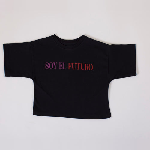 Polera Futuro negra con el estampado "Soy el futuro" en morado y rojo, vista de frente