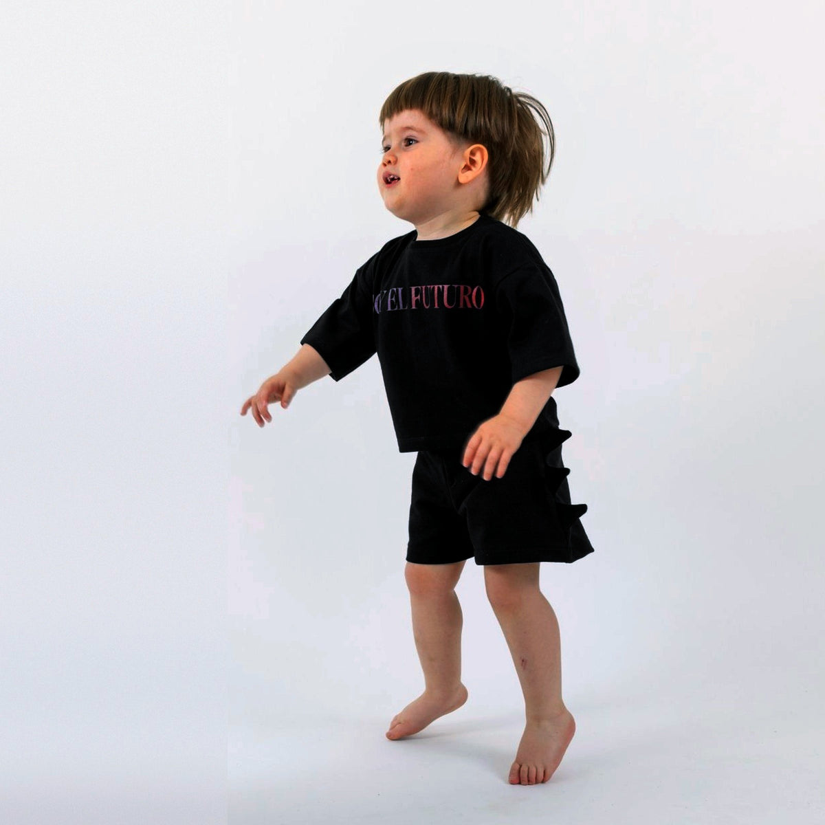 Peque de 2 años saltando con la Polera Futuro talla 1 y el Short Dinosaurio