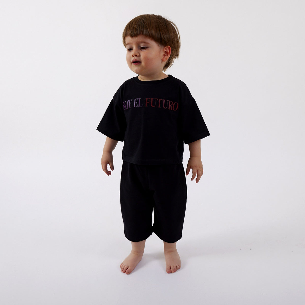 Peque de 2 años de pie usando la Polera Futuro talla 1 y el Pantalón Pantera