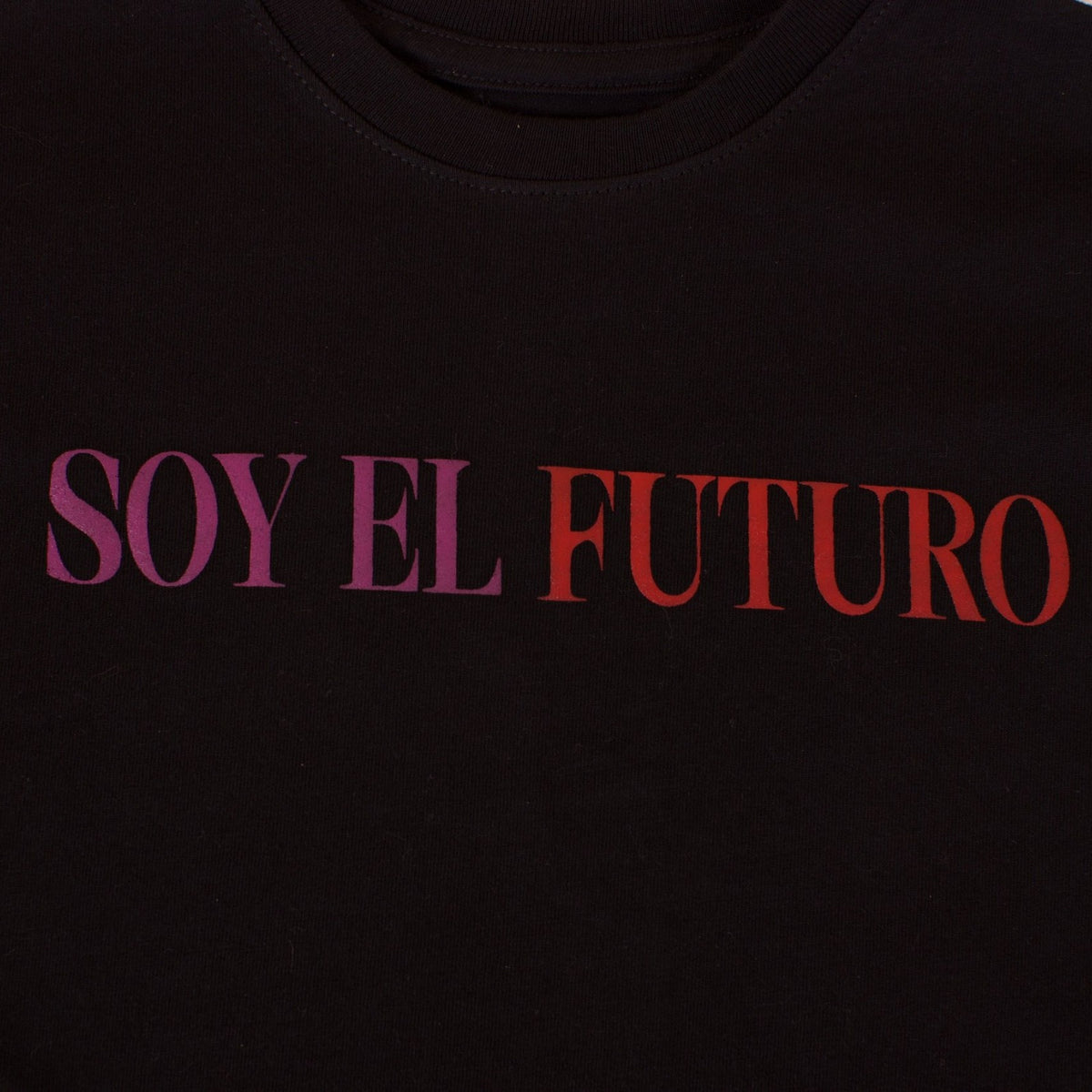 Primer plano del estampado "Soy el futuro" en serigrafía morada y roja