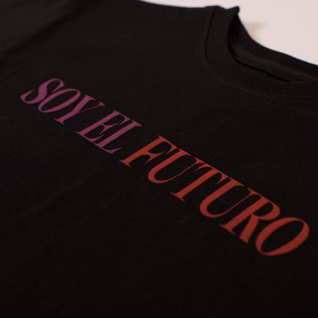 Detalle del cuello con ribete de la Polera Futuro