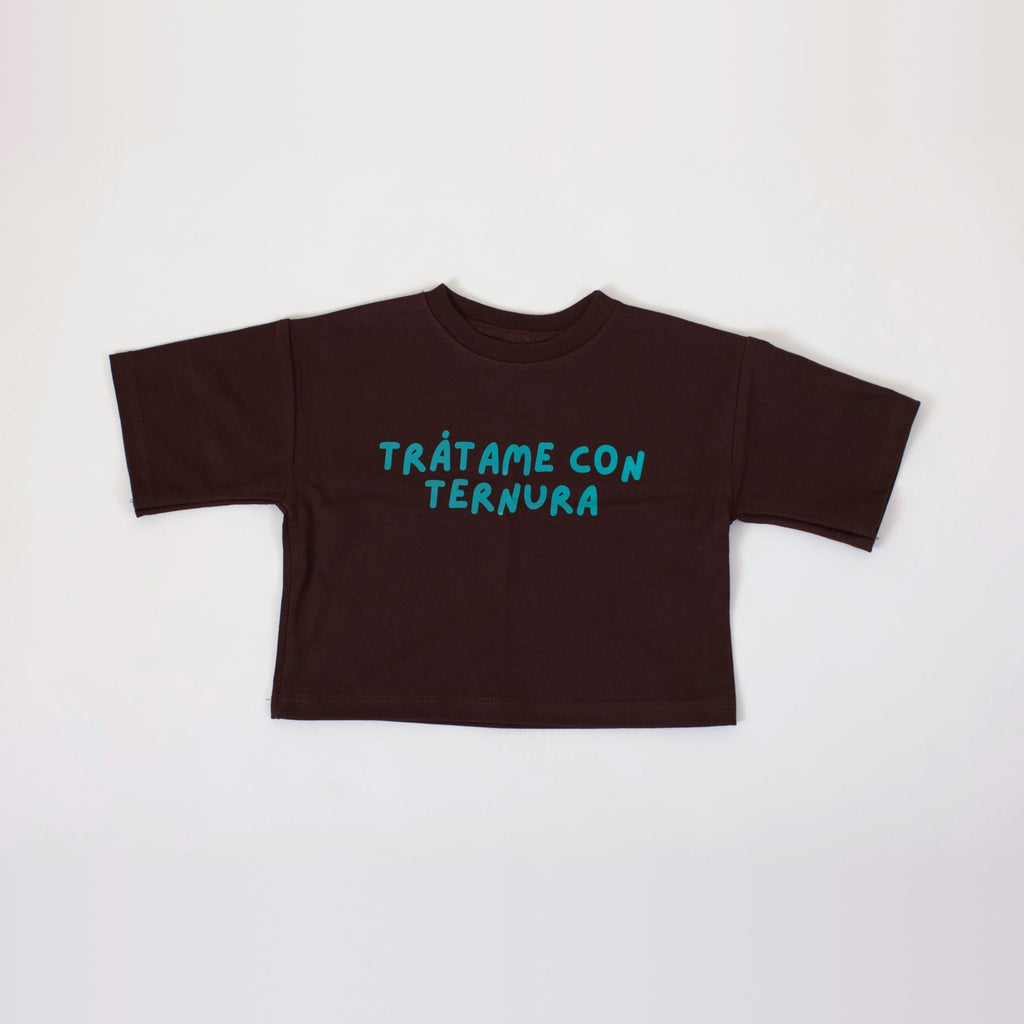 Polera Ternura café oscuro con estampado calipso "Trátame con ternura", vista frontal en plano
