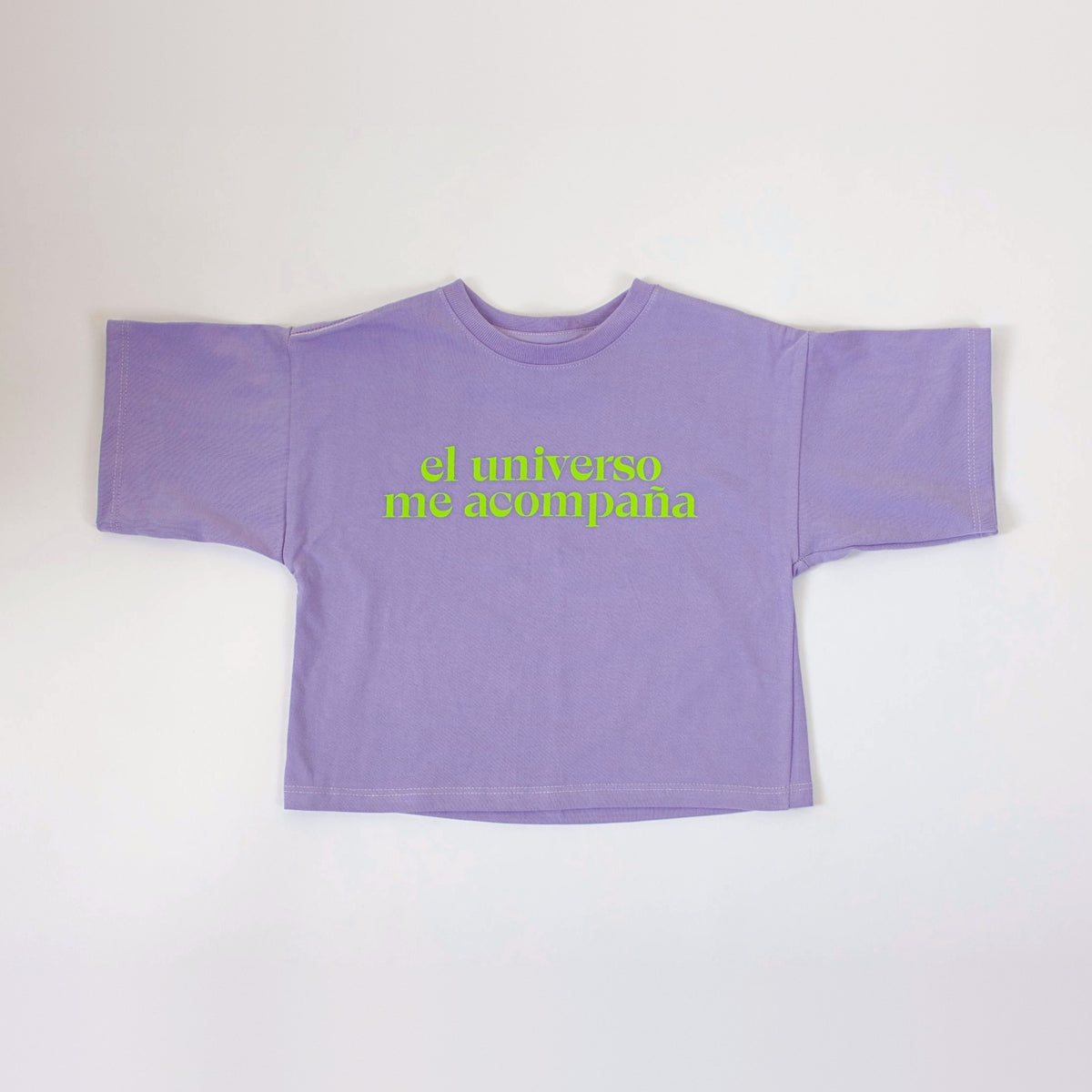 Polera Universo lila con el estampado "El universo me acompaña" en verde flúor, vista de frente