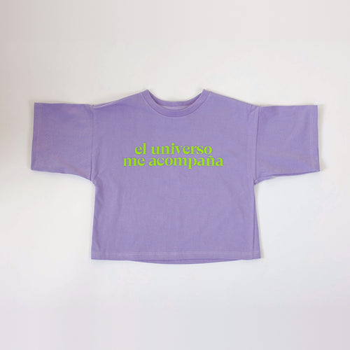Polera Universo lila con el estampado "El universo me acompaña" en verde flúor, vista de frente