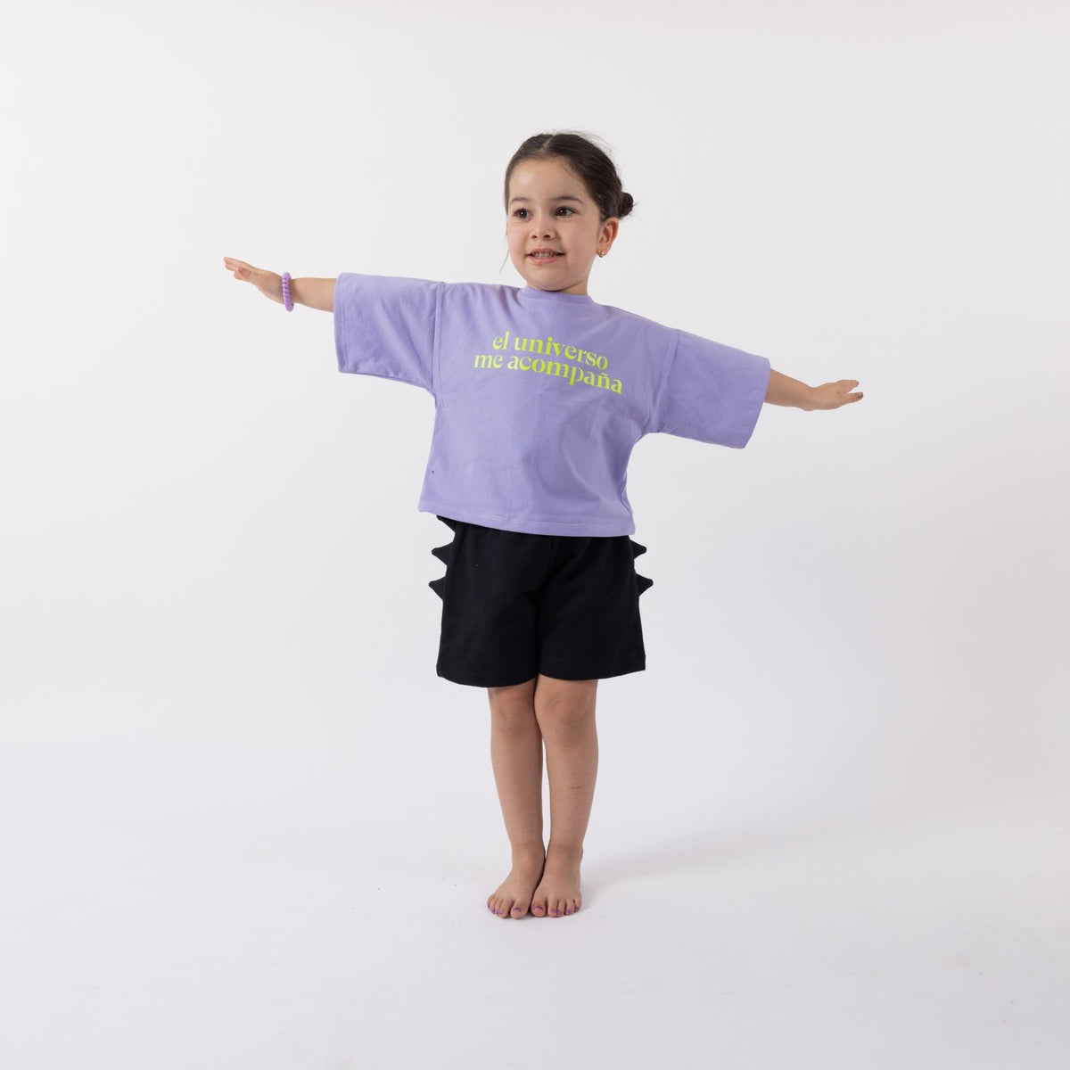 Peque de 3 años usando la Polera Universo talla 2 y el Short Dinosaurio