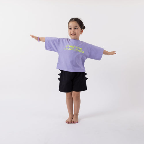 Peque de 3 años usando la Polera Universo talla 2 y el Short Dinosaurio