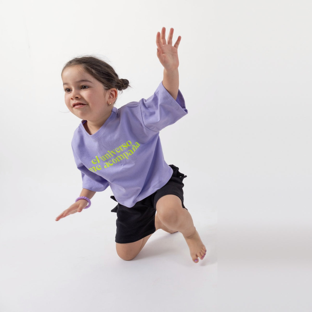 Peque de 3 años saltando con la Polera Universo talla 2 y el Short Dinosaurio