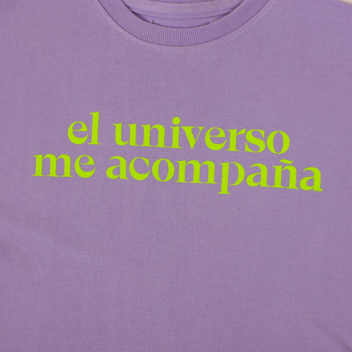 Primer plano del estampado "El universo me acompaña" en serigrafía verde flúor